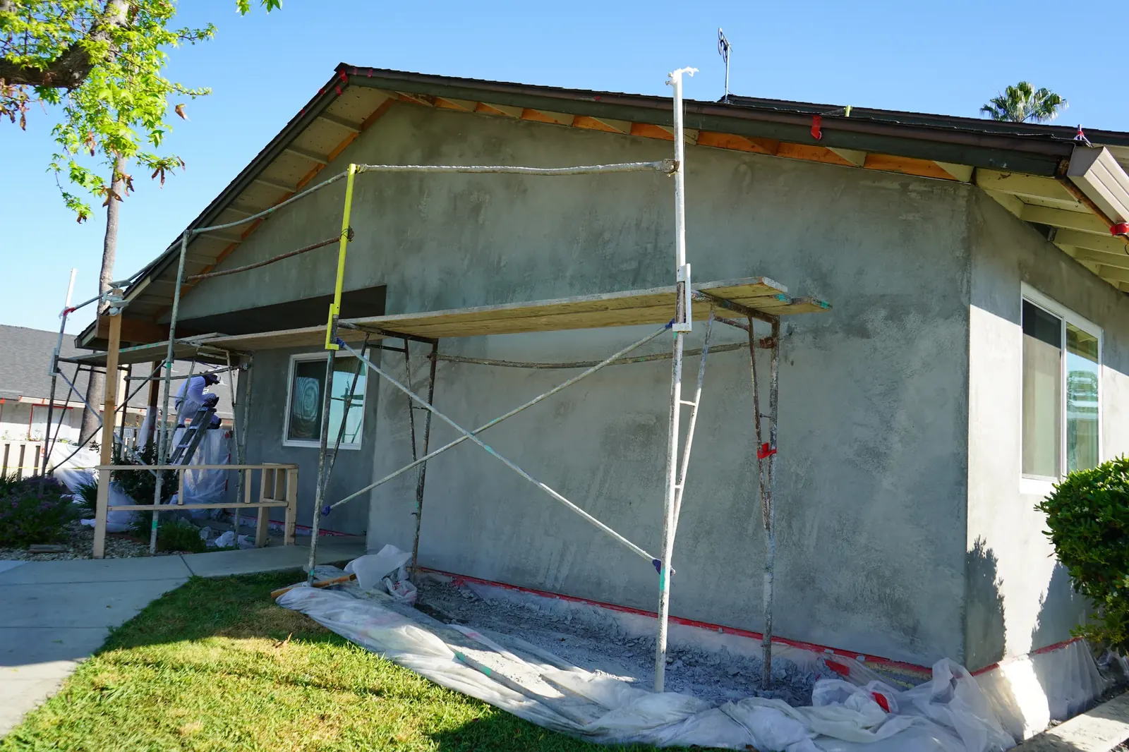 Brown coat complete on an apartment gable wall with protected ground below